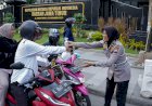 Berbagi-Takjil-Jelang-Buka-Puasa,-Ditlantas-Polda-Jatim-Ajak-Masyarakat-Tertib-Berlalu-Lintas