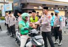 Humanis-untuk-Masyarakat,-Wakapolresta-Sidoarjo-dan-Pejabat-Utama-Bagikan-Ratusan-Takjil-di-Dalam-Mako
