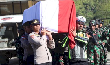 Gugur-dalam-Tugas,-Jenazah-Bripka-Anumerta-Ronald-M.-Enok-Diterbangkan-ke-Jayapura-dan-Dimakamkan-di-Sentani