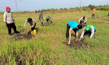 Kapolsek-Tulangan-Sinergi-Bersih-Lingkungan-dan-Tanam-Pohon