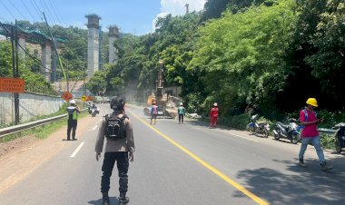 Kapolres-Probolinggo-Datangi-Lokasi-Pastikan-Penyebab-Jatuhnya-Batu-Besar-di-Jalan-Raya-Paiton