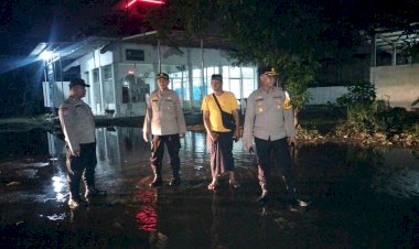 Kapolsek-Candi-Cek-Kondisi-Genangan-Air-di-Perumahan-Sentra-Alam