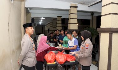 Warga-Antusias-Ikut-Sahur-Bareng-Polisi-yang-Digelar-Polres-Kediri-Kota