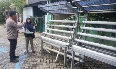 Dukung-Ketahanan-Pangan-Polresta-Sidoarjo-dengan-Tanaman-Hidroponik-di-Pekarangan-Warga-Sumokali