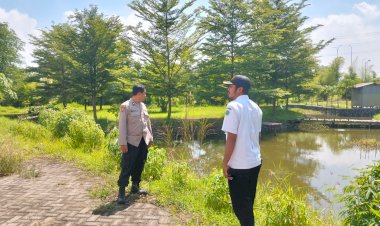 Polisi-Cinta-Petani,-Bhabinkamtibmas-Gedangan-Turun-Langsung-ke-Lahan-Sayuran-Terong-di-Sidoarjo