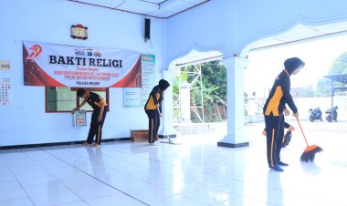 Polres-Ngawi-Gelar-Bakti-Religi-di-Hari-Bhayangkara-ke--79,-Bersih---bersih-di-Sejumlah-Tempat-Ibadah