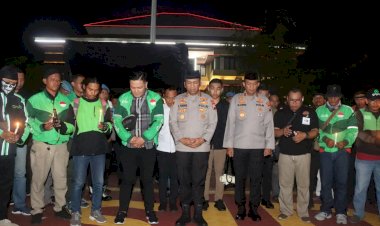 Polisi-dan-Ojol-di-Sidoarjo-Gelar-Aksi-Solidaritas-untuk-Affan-Kurniawan