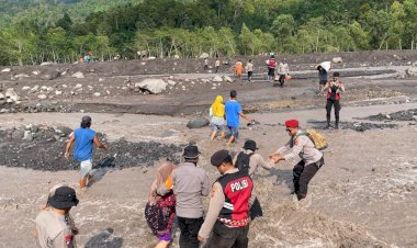 Polisi-Evakuasi-Warga-Terdampak-Banjir-Lahar-Semeru-di-Lumajang