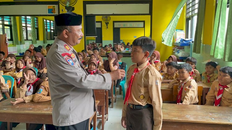 Polsek Taman Edukasi Pelajar SDN 2 Sepanjang tentang Anti-Bullying dan Tertib Berlalu Lintas