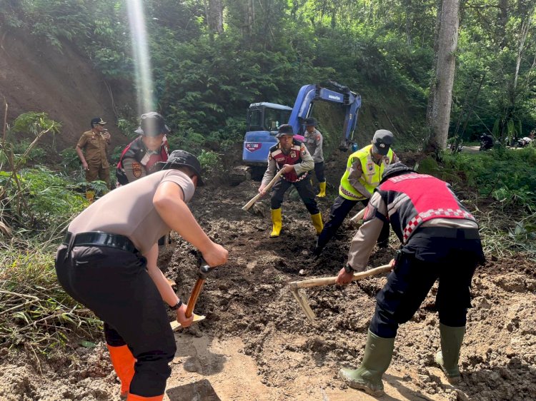 Polres Batu Terjunkan Puluhan Personel Tangani Longsor di Ngantang, Akses Malang - Blitar Kembali Lancar
