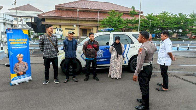 melalui kegiatan Polantas Menyapa, anggota Satpas Satlantas Polresta Sidoarjo berikan edukasi masyarakat