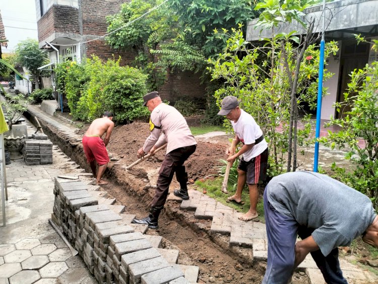 Bhabinkamtibmas Entalsewu Polsek Buduran Gotong Royong Bersama Warga Buat Saluran Air